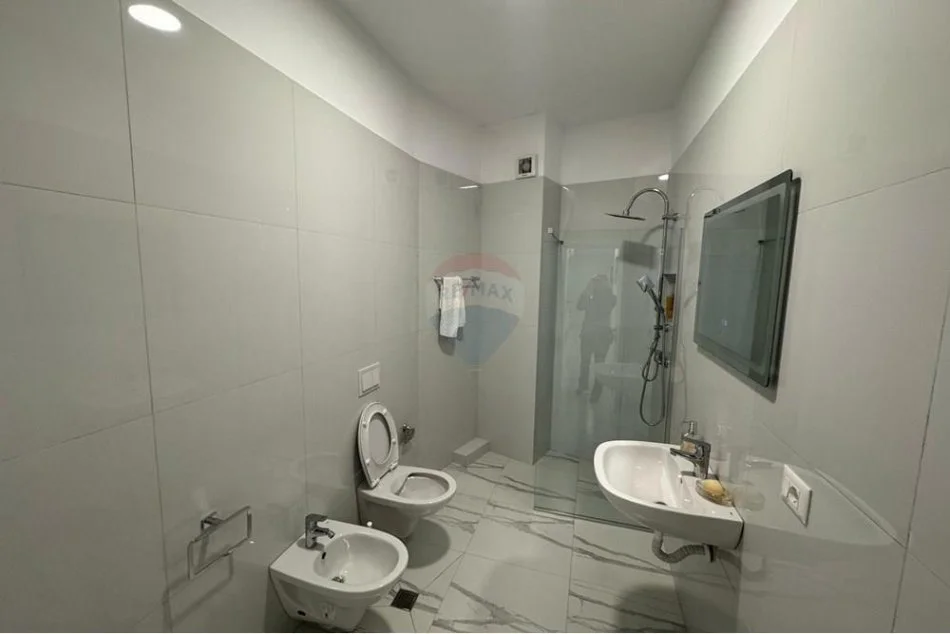Tirane, jap me qera apartament 2+1+Ballkon Kati 6, 97 m² 700 € (ISH FUSHA E AVIACIONIT)