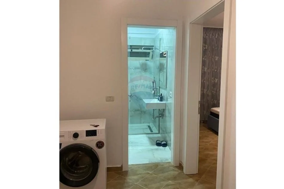 Tirane, jepet me qera apartament 1+1 Kati 5, 65 m² 450 € (materniteti i ri)