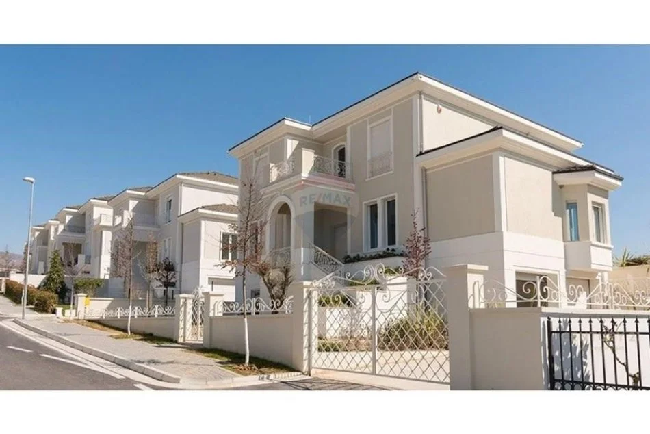 Tirane, shitet Vile 4+1+Ballkon Kati 3, 980 m² 