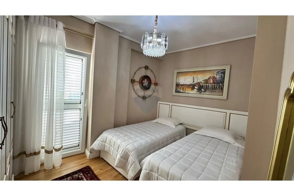 Tirane, jepet me qera apartament 2+1 , 80 m² 1.300 € (Rr. Myslym Shyri)