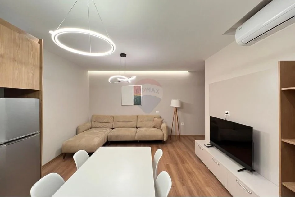 Tirane, jepet me qera apartament 2+1 , 87 m² 900 € (Rr. e Kavajes)