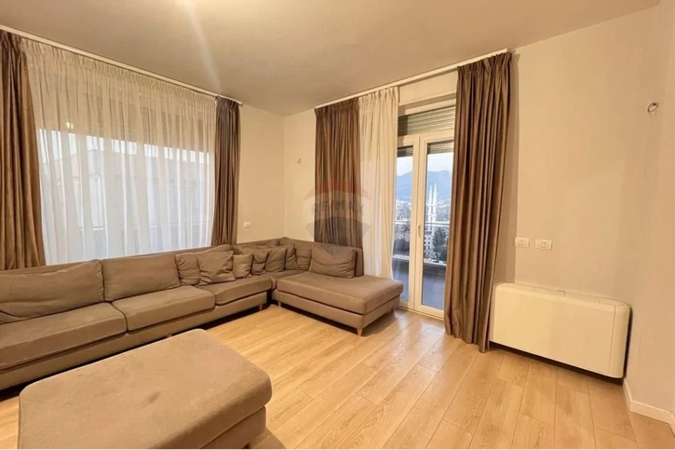 Tirane, jepet me qera apartament 3+1 Kati 3, 142 m² 1.100 € (Kopshti Botanik)