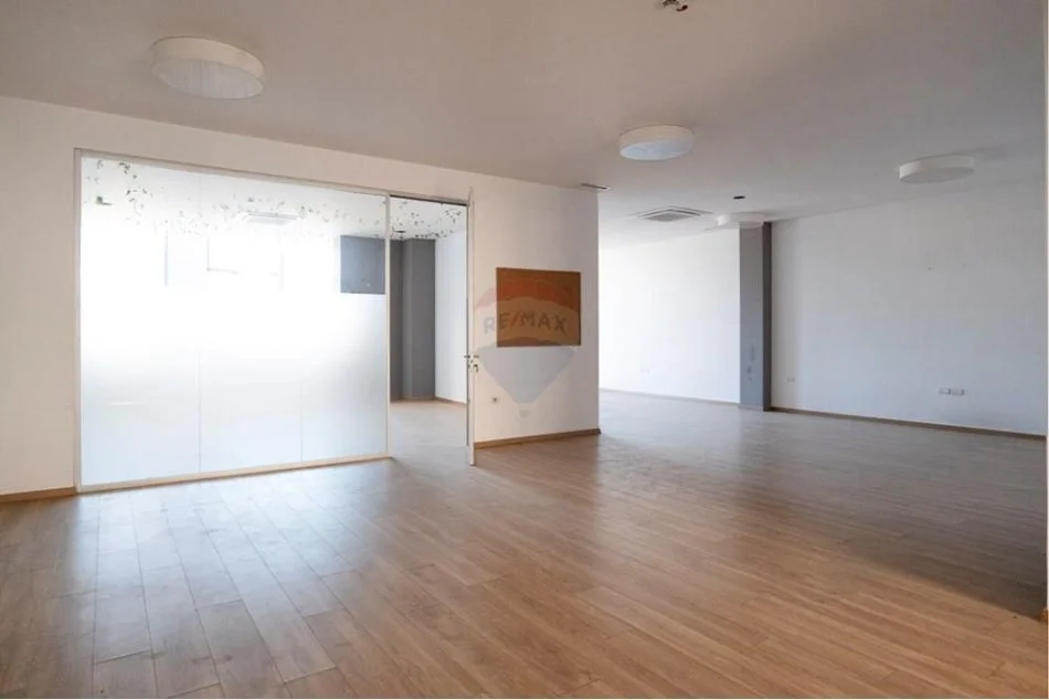 Tirane, jepet me qera zyre , 373 m² 4.500 € (Tregu Elektrik)