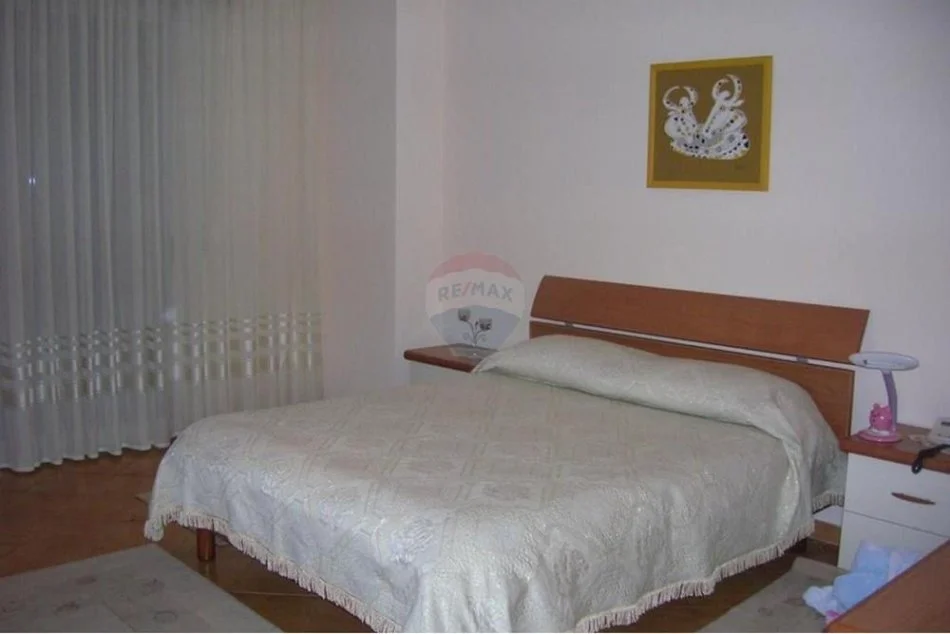 Tirane, jepet me qera apartament 2+1+Ballkon Kati 4, 100 m² 650 € (myslym shyri)