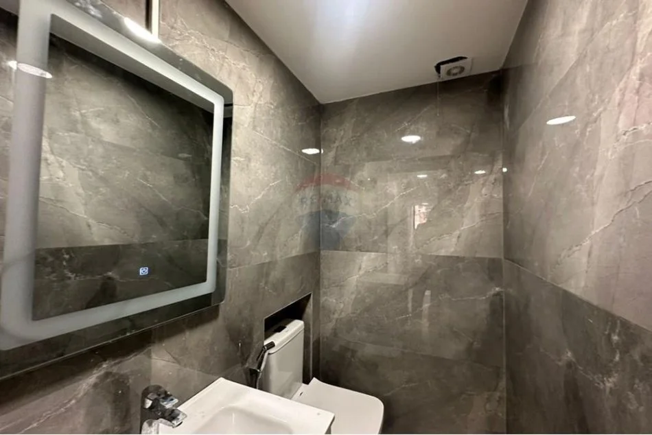 Tirane, jepet me qera ambjent biznesi , 200 m² 2.500 € (21 Dhjetori)