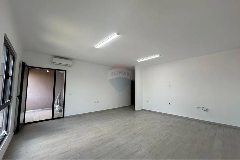 Tirane, jepet me qera ambjent biznesi , 450 € (Ish Dogana)