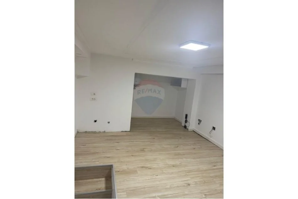 Tirane, jepet me qera dyqan , 36 m² 800 € (rrugea Vaso Pasha)
