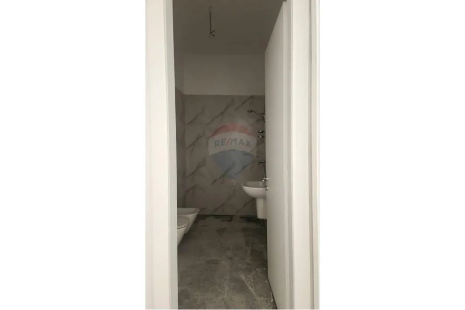 Tirane, jepet me qera apartament 1+1 , 75 m² 550 € (Kompleksi Delijorgj)