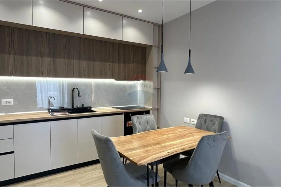 Tirane, jepet me qera apartament 1+1 , 50 m² 500 € (bulevardi migjeni)