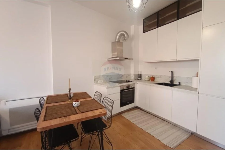 Tirane, jepet me qera apartament 1+1+Ballkon Kati 5, 67 m² 700 € (rruga qemal stafa)