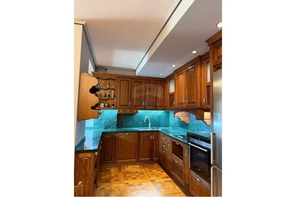 Tirane, jepet me qera apartament 2+1 Kati 5, 150 m² 1.500 € (Blloku)