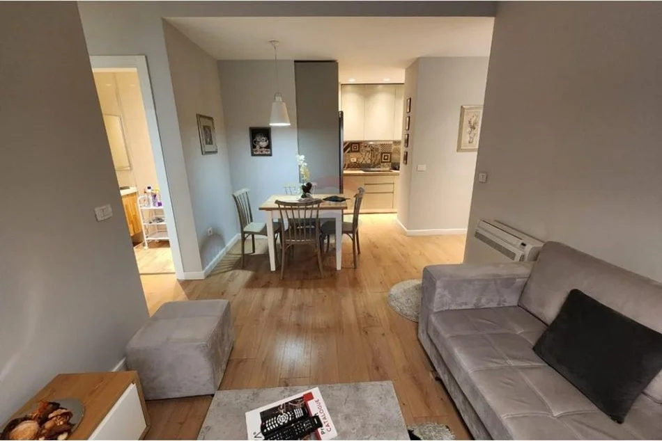 Tirane, jepet me qera apartament 1+1 , 75 m² 800 € (KOMPLEKSI DELIJORGJI)