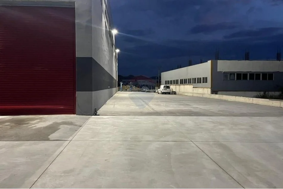 Tirane, jepet me qera magazine , 2.500 m² 4.000 € (AKSI TIRANE-VORE)