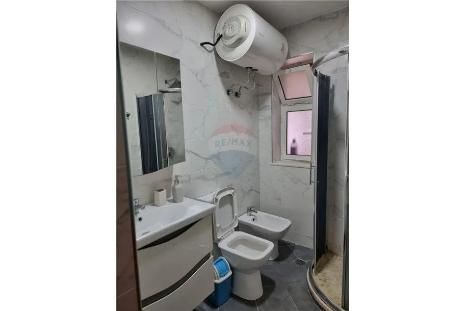 Tirane, jepet me qera apartament 1+1+Ballkon Kati 2, 65 m² 450 €