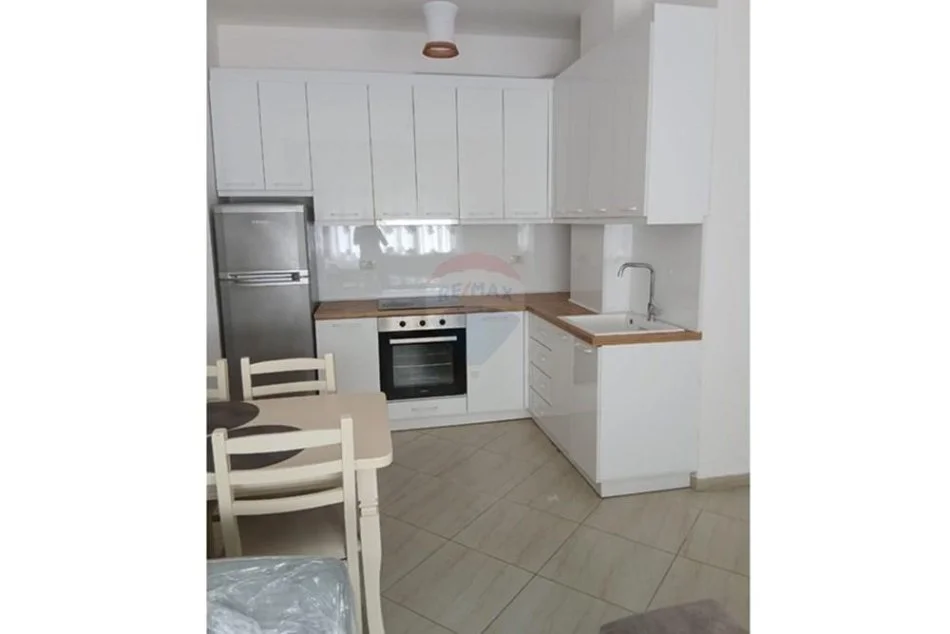 Tirane, jepet me qera apartament 2+1 , 74 m² 600 € Liqeni i Thate