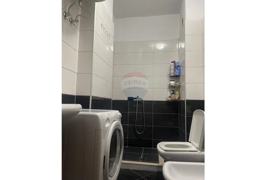 Tirane, jepet me qera apartament 1+1 , 70 m² 400 € (Rr. Sotir Caci)