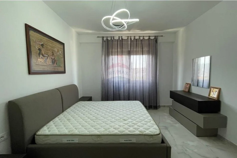 Tirane, jepet me qera apartament 2+1 , 95 m² 600 € (fusha e aviacionit)