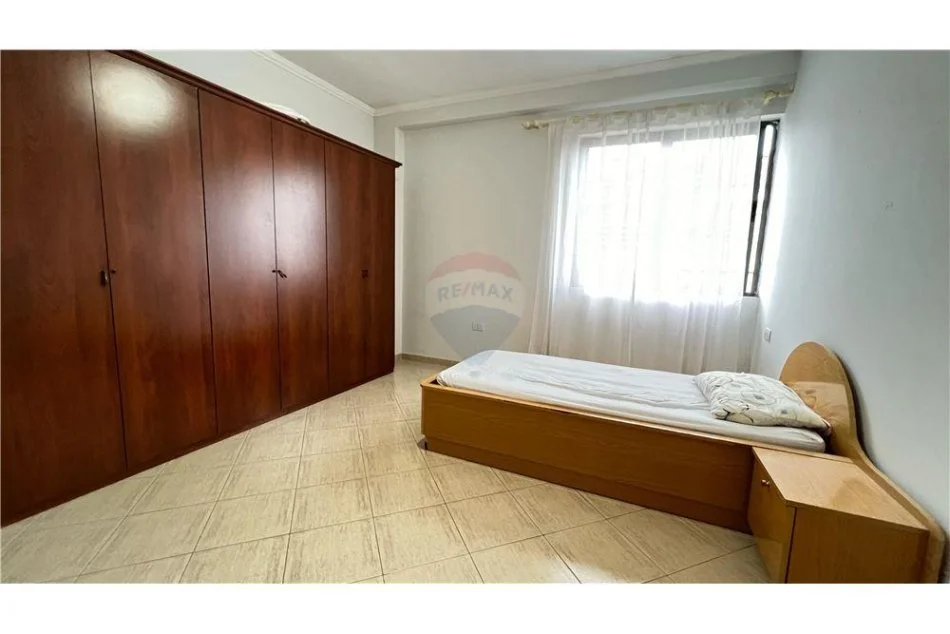 Tirane, jepet me qera apartament 3+1+Ballkon , 115 m² 450 € (kodra e diellit)