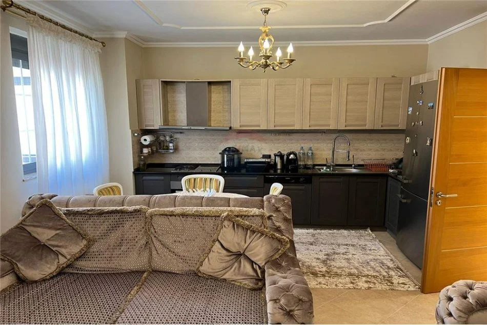 Shqiperi, jepet me qera apartament 3+1 , 145 m² 1.000 € 