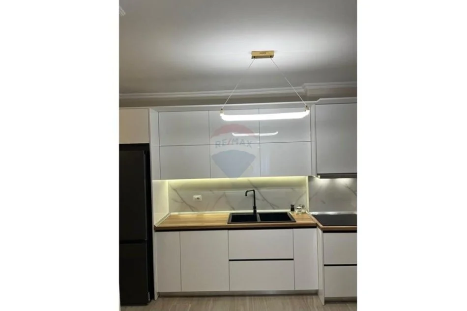Tirane, jepet me qera apartament 2+1 , 80 m² 600 € (rruga e kavajes)