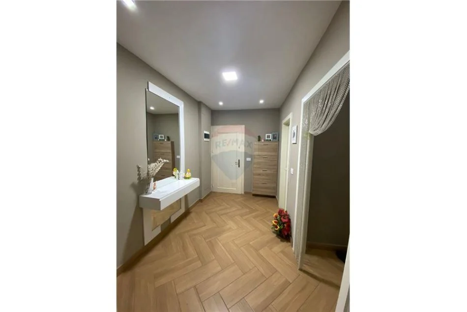 jepet me qera apartament 1+1 Kati 4, 59 m² 400 € (rruga irfan tomini)
