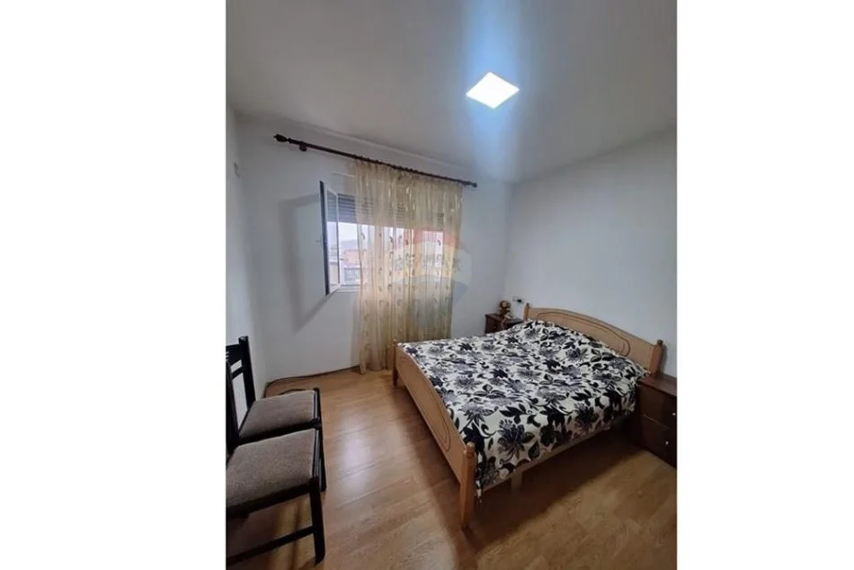 Tirane, jepet me qera apartament 2+1 Kati 6, 65 m² 380 € (shkolla e bashkuar)