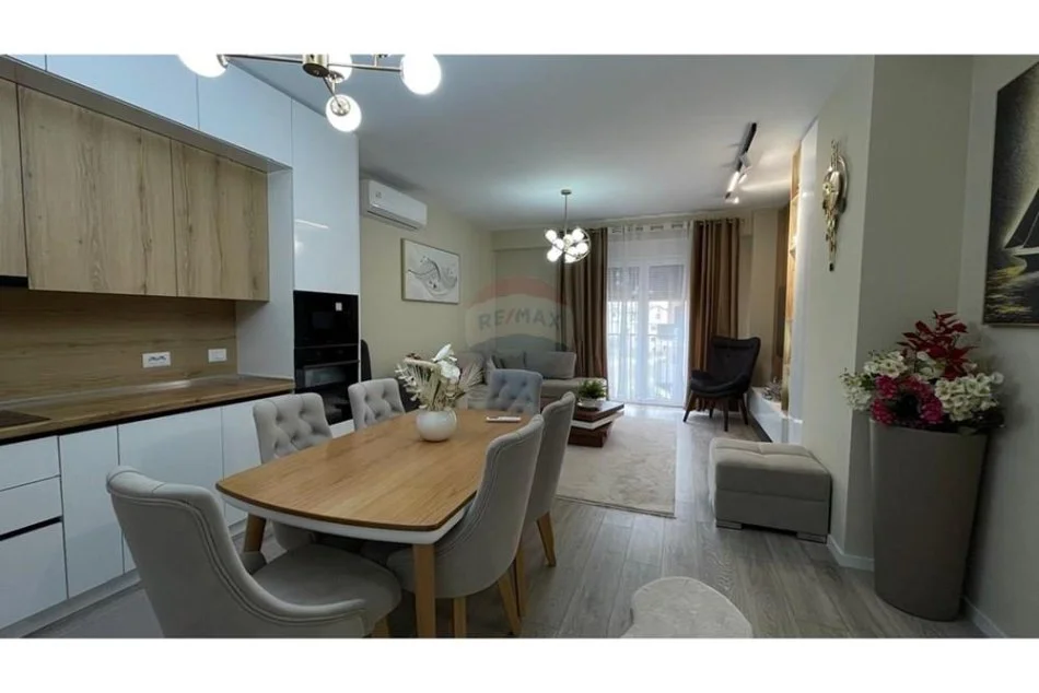 Tirane, jepet me qera apartament 2+1+Ballkon Kati 2, 115 m² 800 € (bulevardi i ri)