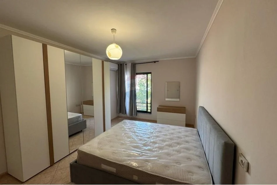 Tirane, jepet me qera apartament 2+1 Kati 2, 94 m² 600 € (Selvia)