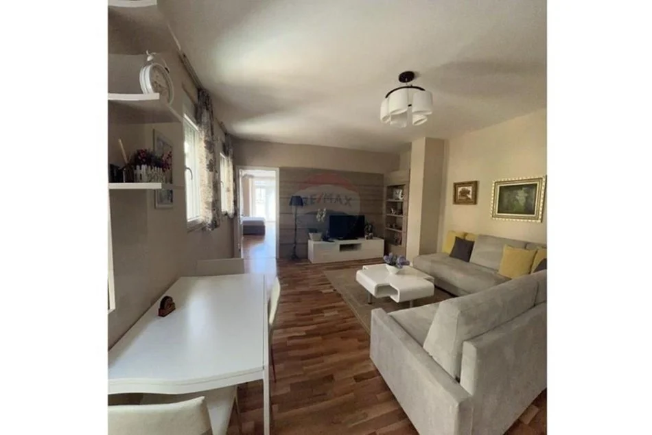 Tirane, jepet me qera apartament 1+1 , 94 m² 730 € (Rr. Myslym Shyri)