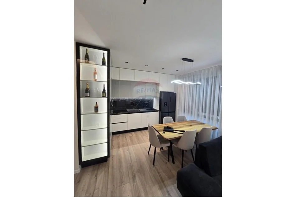 Tirane, jepet me qera apartament 2+1 , 110 m² 800 € (porcelan)