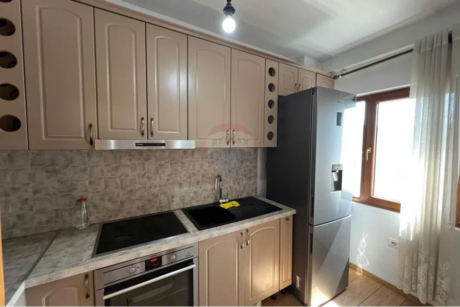 Tirane, jepet me qera apartament 2+1 , 110 m² 600 € (Pallati me Shigjeta)