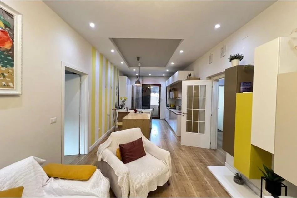 Tirane, jepet me qera apartament 2+1+Ballkon Kati 4, 84 m² 800 € (Shallvaret)