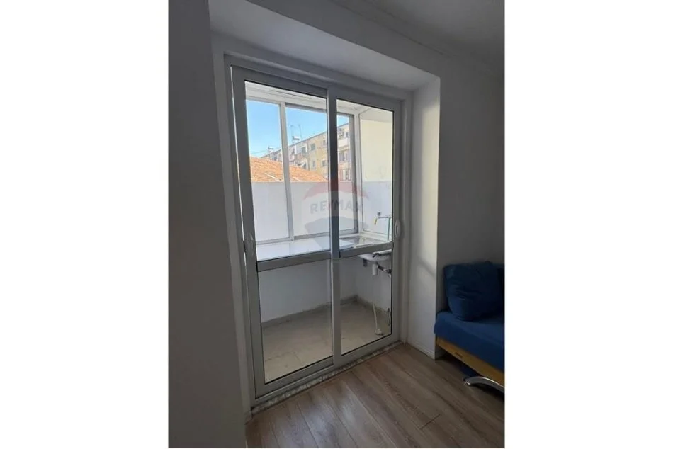 Tirane, jepet me qera apartament 2+1 Kati 2, 65 m² 800 € (Rruga Muhamet Gjollesha)