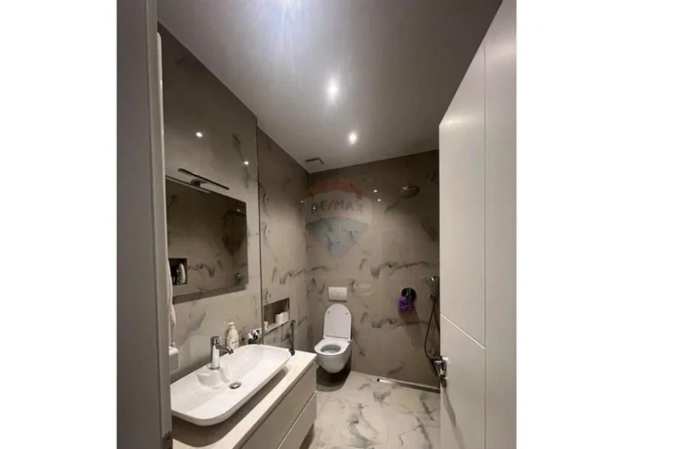 Tirane, jepet me qera apartament 1+1+Ballkon , 70 m²