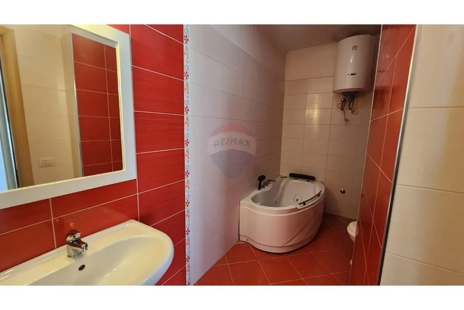 Tirane, jepet me qera apartament 2+1+Ballkon Kati 5, 111 m² 650 € 