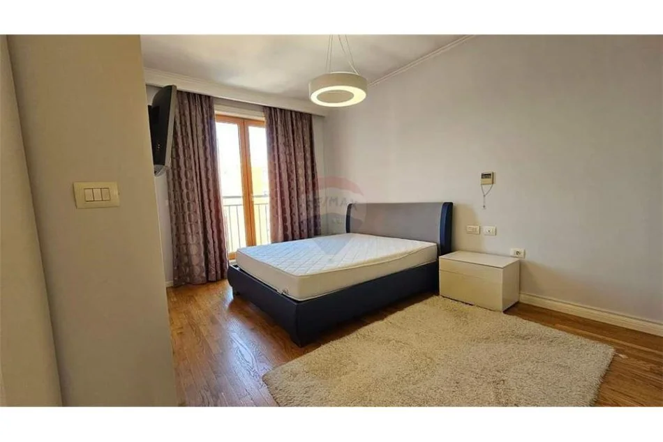 Tirane, jepet me qera apartament 2+1+Ballkon , 138 m² 1.600 € 
