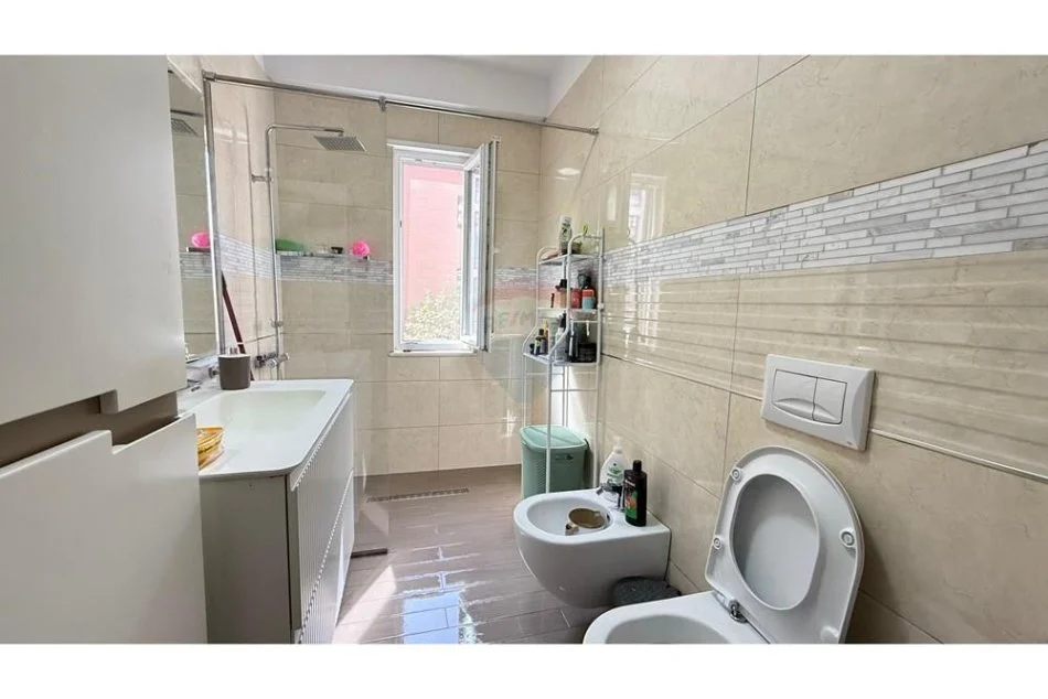 Tirane, jepet me qera apartament 2+1+Ballkon , 112 m² 1.300 € 