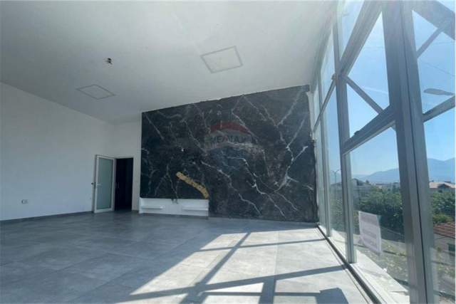 Tirane, jepet me qera ambjent biznesi Kati 2, 53 m² 250 Euro (Bulevardi Blu)