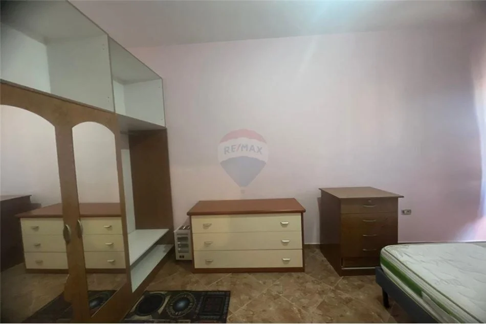 Tirane, jepet me qera 1+1 Kati 1, 60 m² 250 € (Yzberisht)