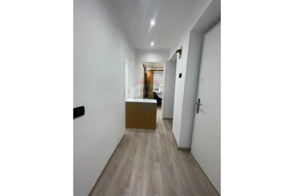 Tirane, jepet me qera zyre Kati 4, 45 m² 650 € (Sheshi Willson)