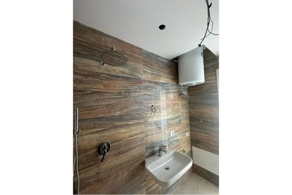 Tirane, jepet me qera ambjent biznesi Kati 5, 156 m² 2.800 € (Rr. e Kavajes)