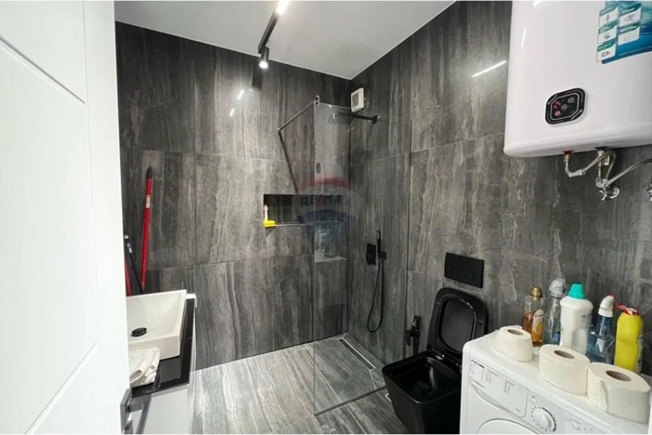 Tirane, jepet me qera apartament 1+1+Aneks+Ballkon Kati 9, 75 m² 900 € (Rruga Faik Konica)