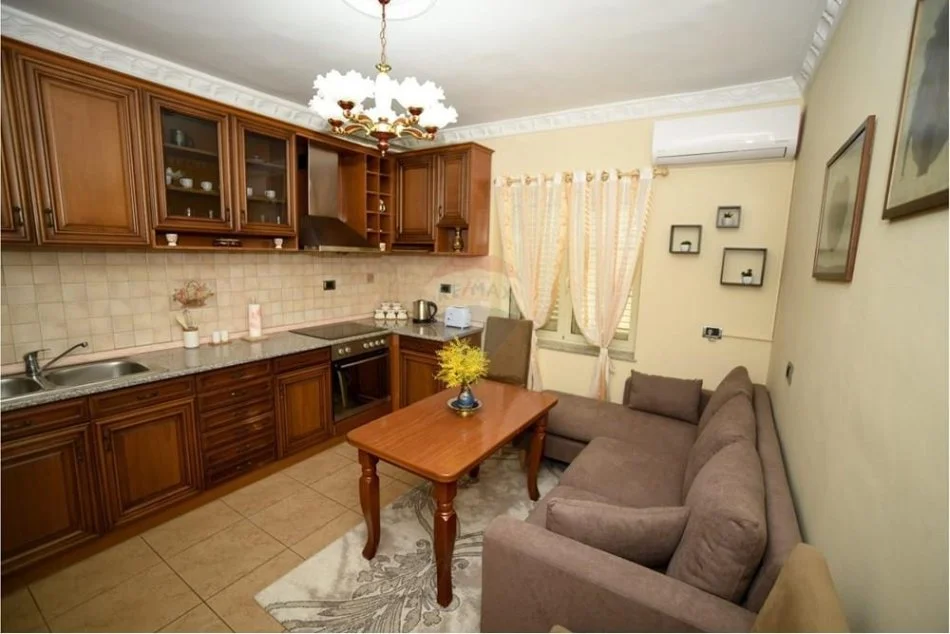 Tirane, jepet me qera 2+1 Kati 2, 100 m² 600 € (APARTAMENT 2+1+PARKIM ME QIRA NE QENDER)