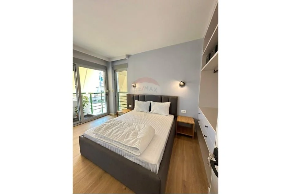Tirane, jepet me qera apartament 2+1 Kati 10, 74 m² 750 € (Vila gold)