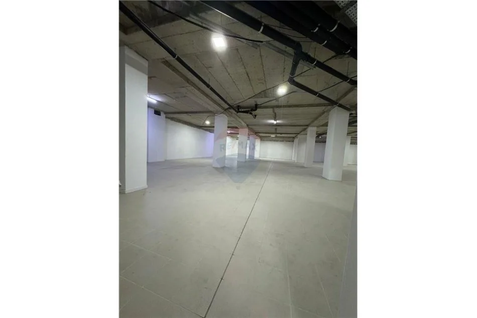 Tirane, jepet me qera ambjent biznesi Kati -1, 620 m² 15,000 € (JEPET ME QIRA AMBJENT TREGTAR TE 9-KATESHET!)