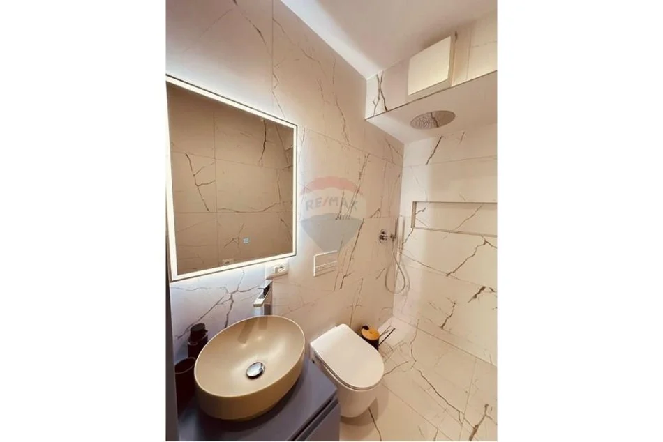 Tirane, jepet me qera apartament 2+1 Kati 10, 74 m² 750 € (Vila gold)