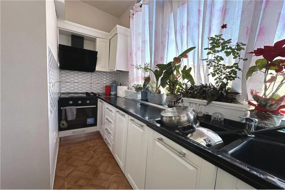 Shitet apartament 2+1