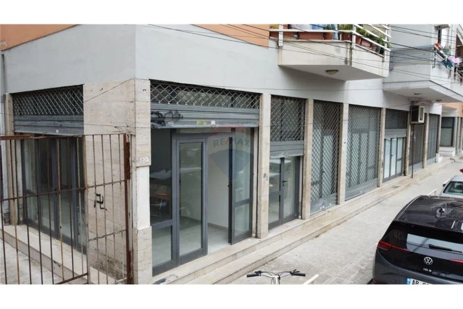 Tirane, shitet dyqan Kati 0, 590 m² 690,000 € (SHITEN 4 DYQANE TE NDARA PRANE SHKOLLES SE KUQE!)