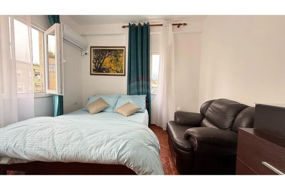 Tirane, jepet me qera 2+1 Kati 7, 78 m² 600 € (Bllok)