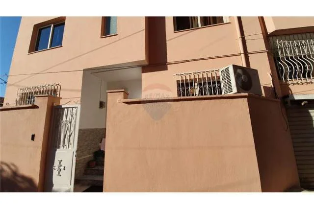 Tirane, jepet me qera shtepi Kati 1, 265 m² 1.500 Euro (vila gold)